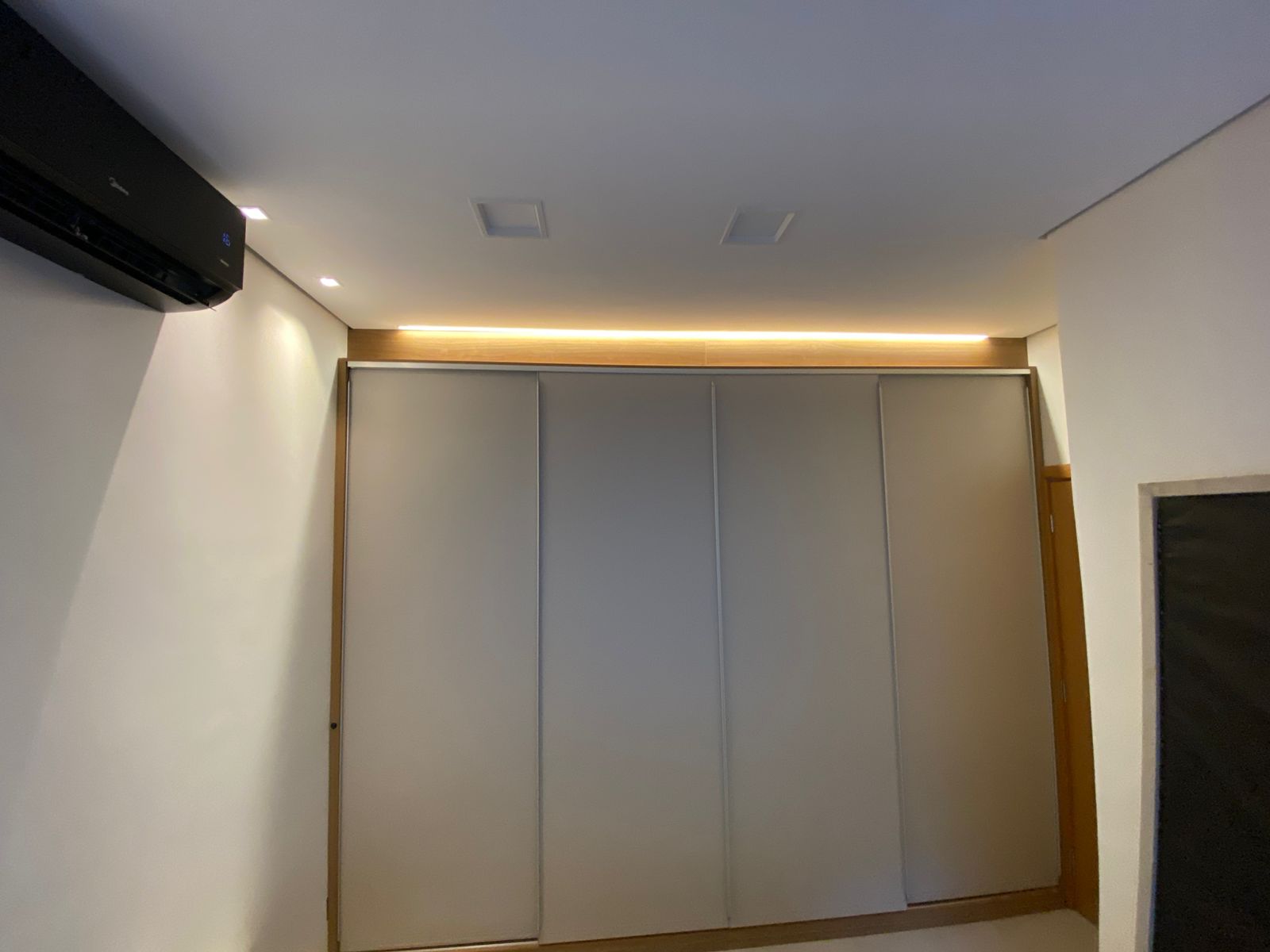 Guarda-roupa planejado com portas fechadas, mostrando o visual externo do móvel