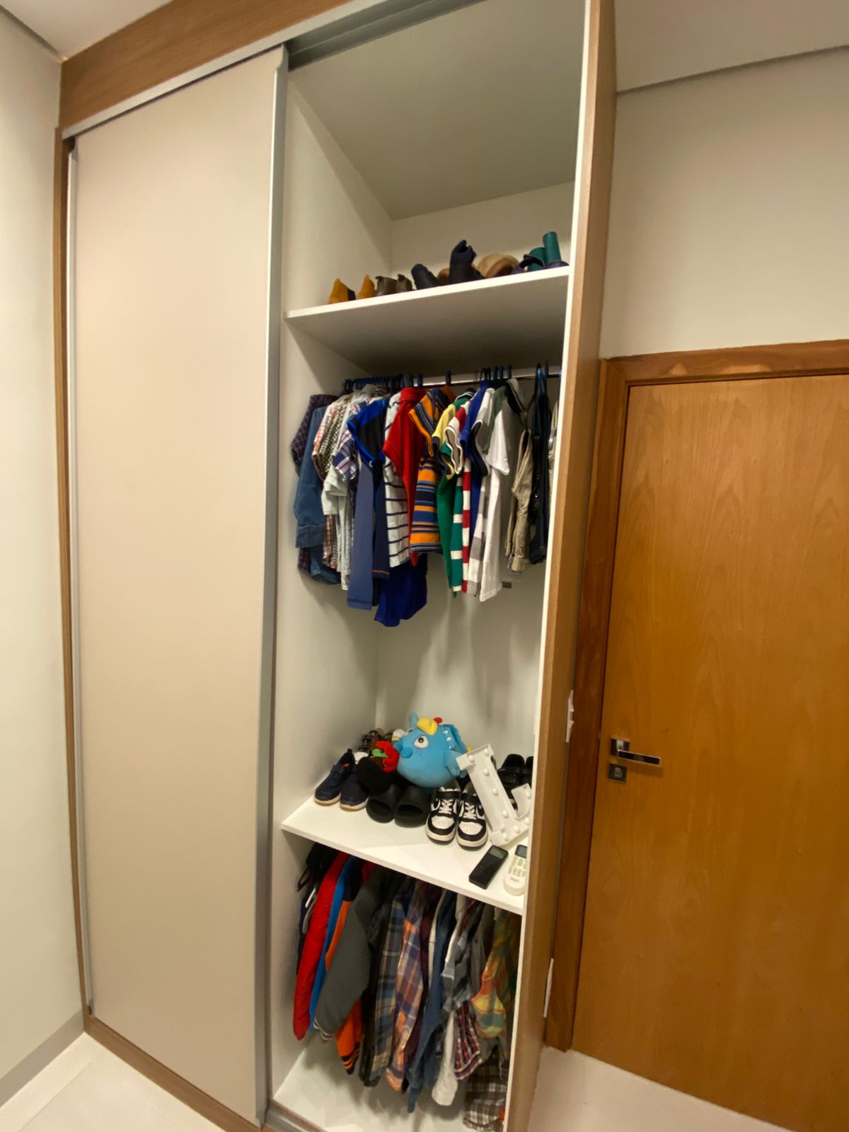 Guarda-roupa planejado com gavetas internas, prateleiras e organização de acessórios