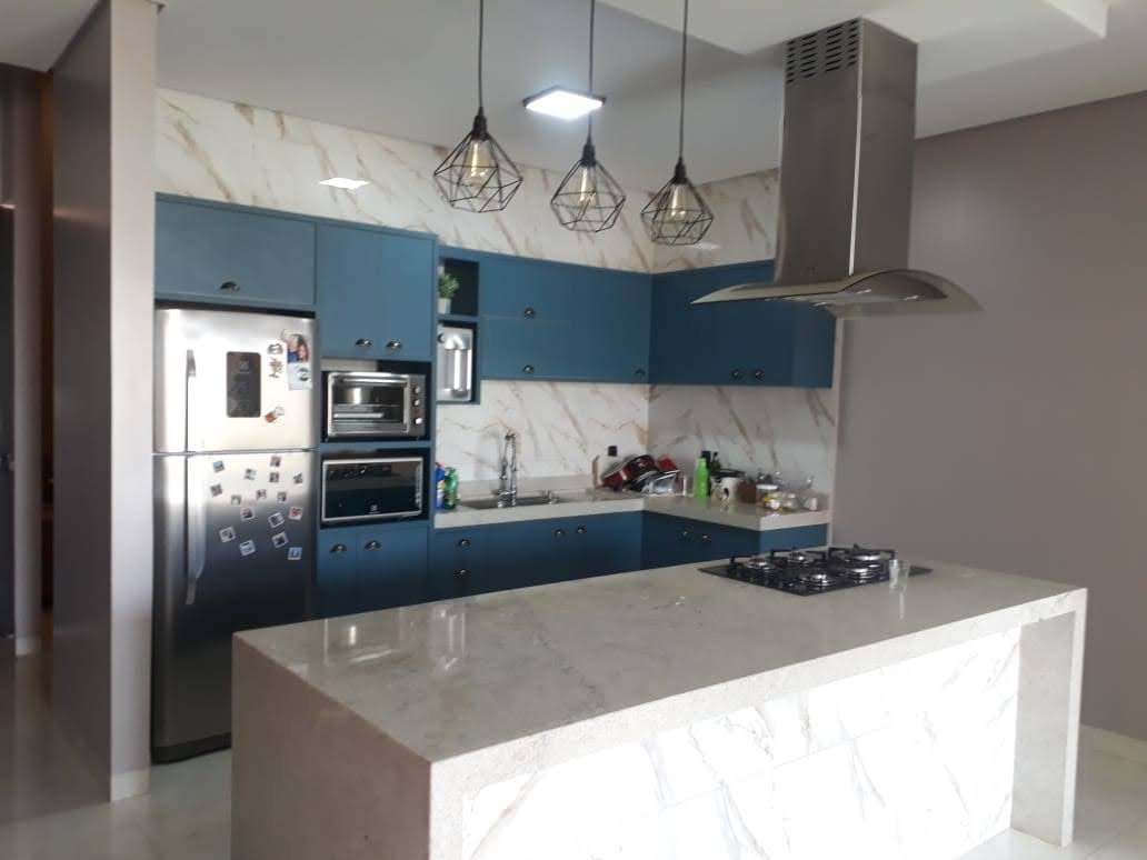 Cozinha azul planejada com ilha, armários superiores e inferiores sob medida