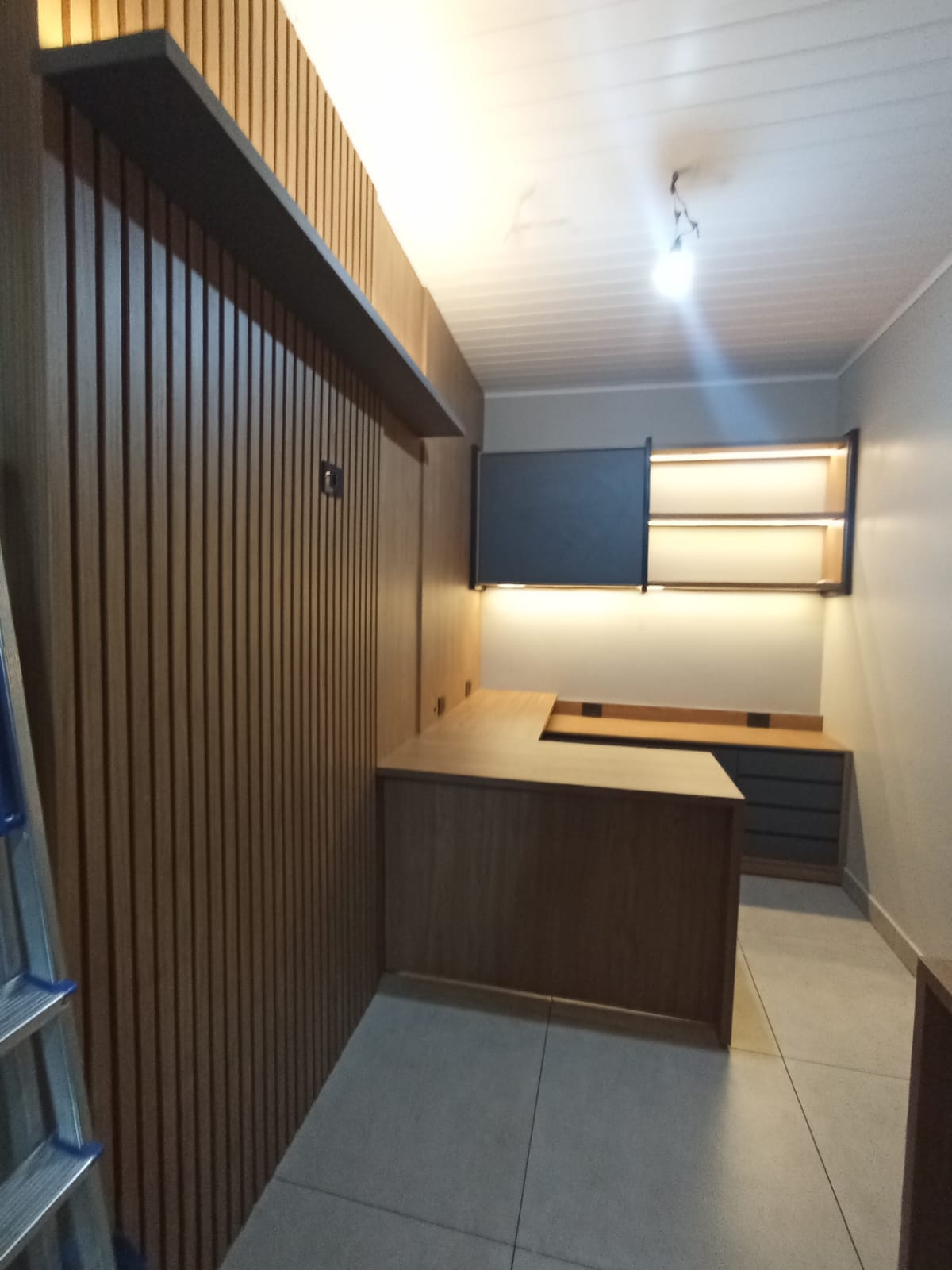 Painel de escalada infantil integrado a marcenaria clara em quarto de criança
