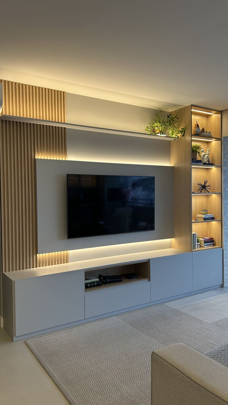 Sala de estar com painel de TV ripado em madeira e iluminação de LED